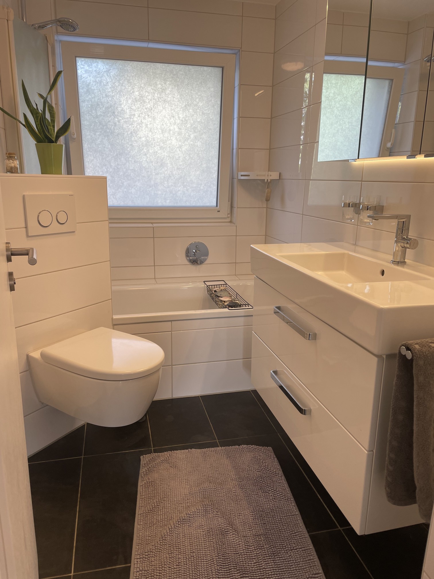 Modernes Bad mit Badewanne