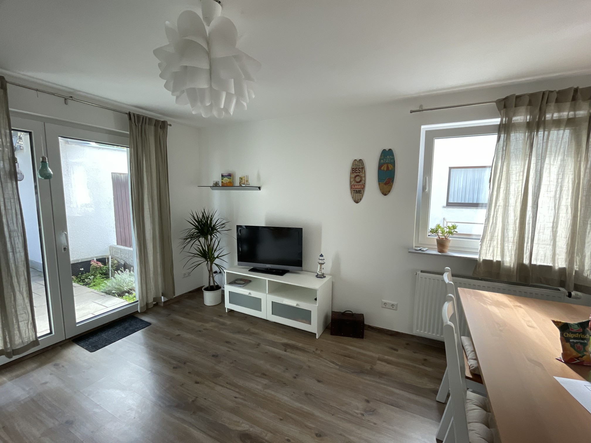 Wohnzimmer mit TV und Terrassentür