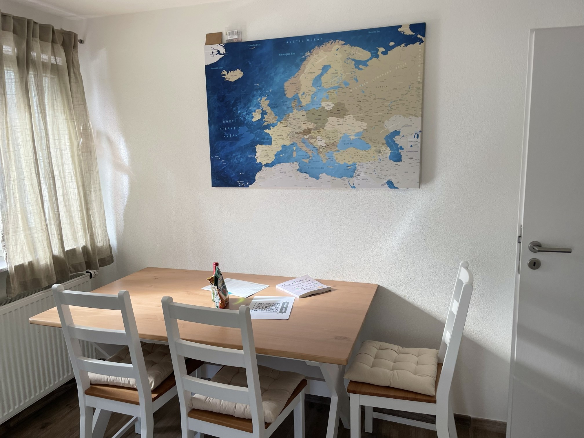 Essbereich mit Weltkarte