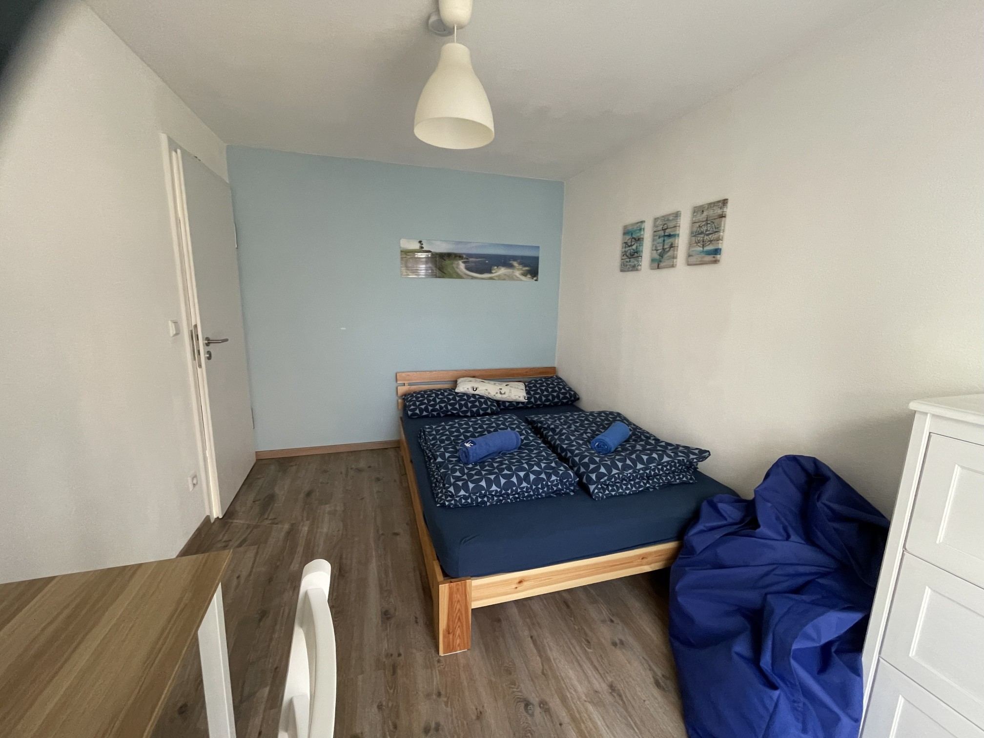 Schlafzimmer 2 mit blauer Bettwäsche
