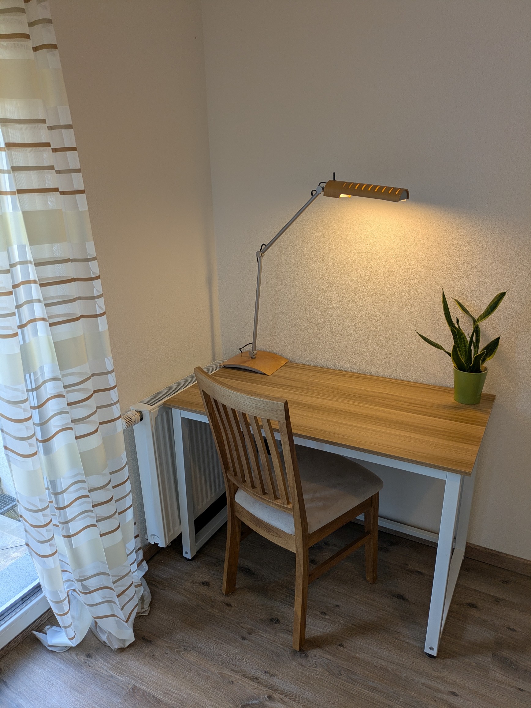 Schreibtisch mit Lampe